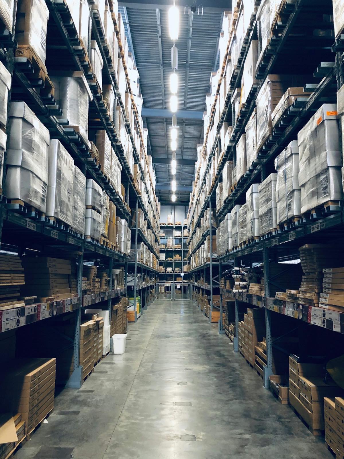 Almacén con cajas y empaque listo para distribución